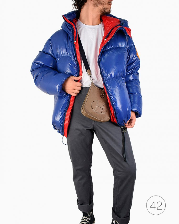 Jaqueta Moncler original matelassê com patch de logo azul feminina
